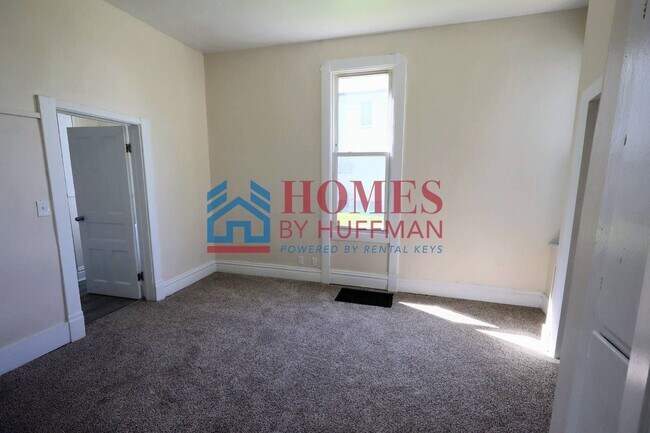 Building Photo - Three Bedroom House | Move in Ready