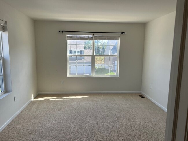 Building Photo - Stunning 4 bedroom 2.5 Bathroom Home in Ma...