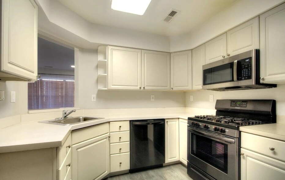 Building Photo - 4402 Aberdeen Ln