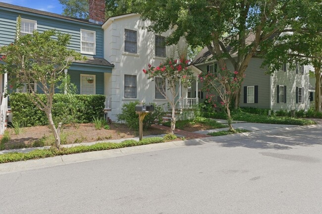 Building Photo - Charming Mount Pleasant Townhouse