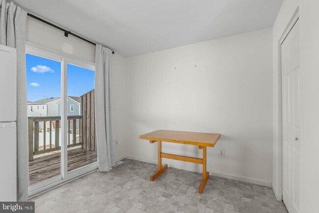 Building Photo - 413 W Beach Ave