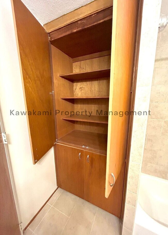 Building Photo - 18th Floor Queen Emma Gardens Apartment - ...