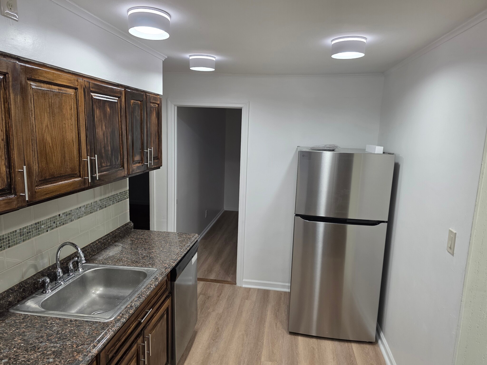 Kitchen refrigerator - 24915 147th Ave