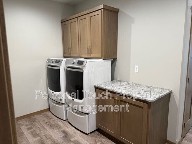 Building Photo - 7352 Eagle Point Dr S