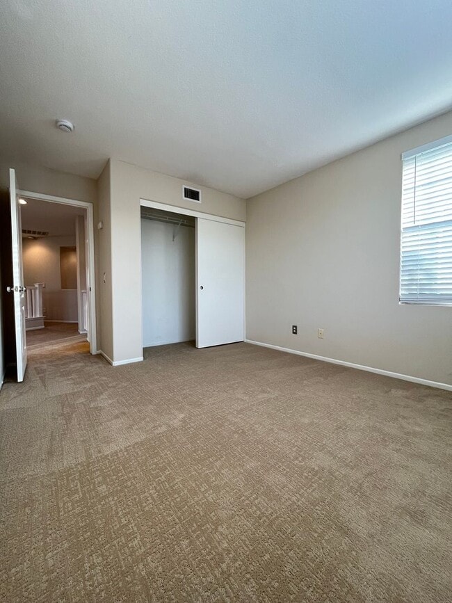 Building Photo - LOVELY 2 STORY DETACHED HOME WITH LARGE LO...