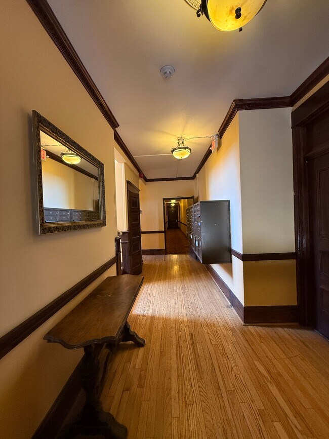 Building Photo - Tons of natural light with a touch of vintage charm in this TOP FLOOR Studio!