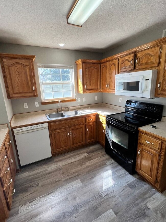 Building Photo - 3 Bed, 1.5 Bath Duplex with Garage and Extra Storage Space!