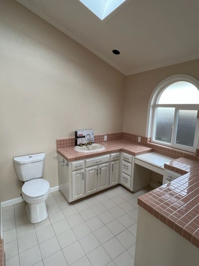 Building Photo - SPACIOUS 4 BEDROOM HOME IN SOUTH SALINAS