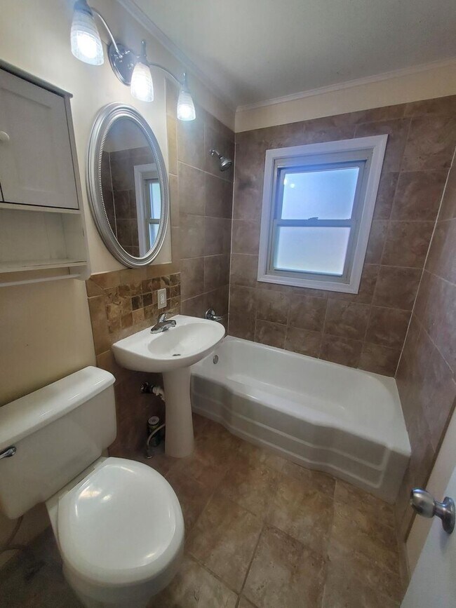 Building Photo - Single family home Recently renovated, mov...