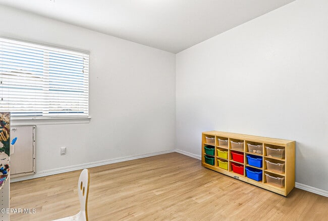 Building Photo - 3853 Loma Brisa Dr