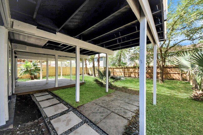 Building Photo - 300 Narcissus Rd