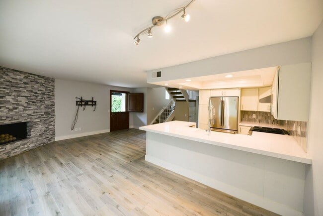 Building Photo - Fully Remodeled unit in the beautiful gate...
