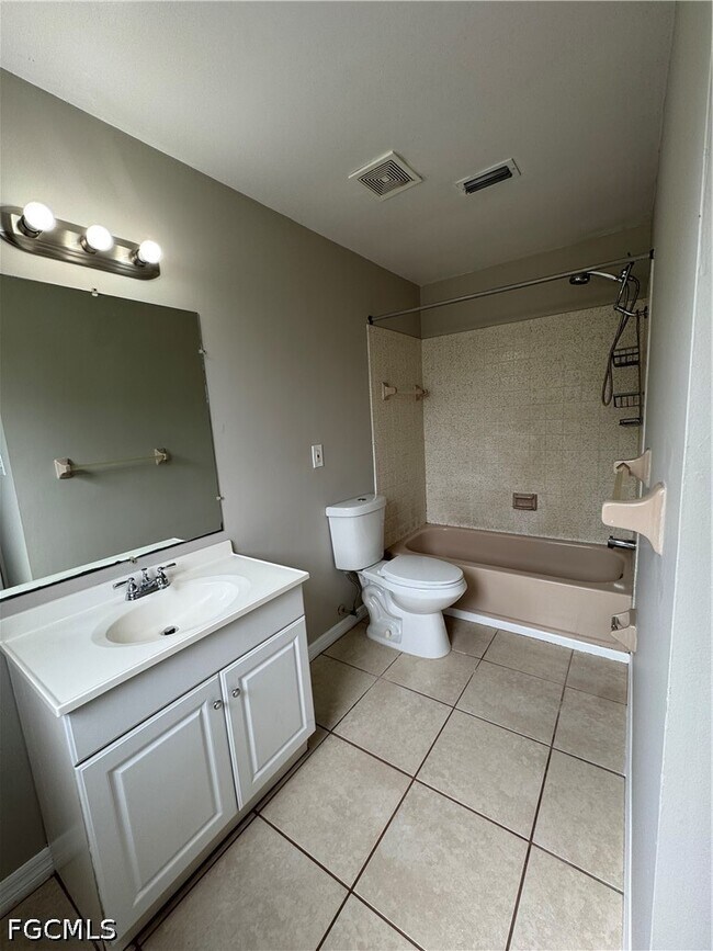 Building Photo - 1112 Gifford Ave S