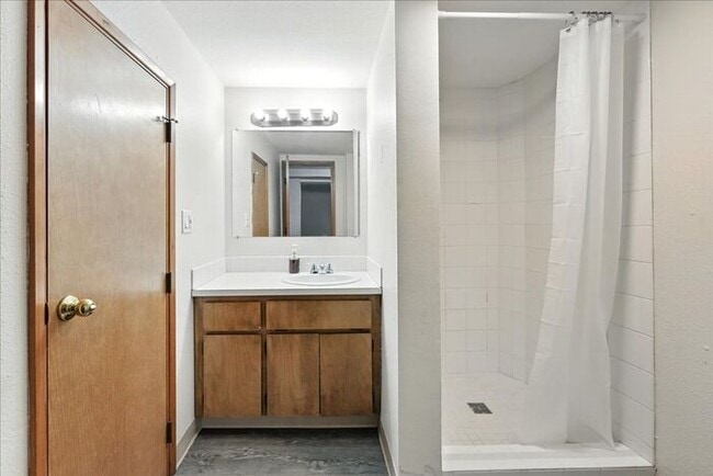 Building Photo - Spacious, Newly Renovated 5-Bedroom Home N...