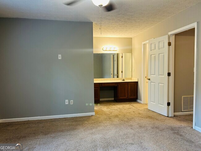 Building Photo - 207 Hillcrest Dr
