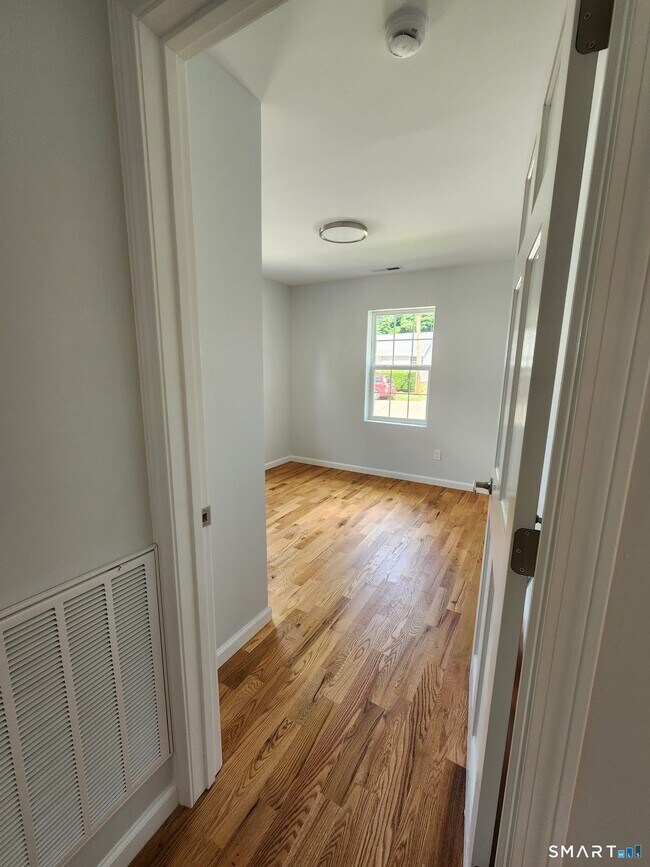 Building Photo - 44 Rosewood Ave