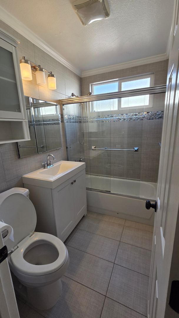 Building Photo - Spacious 3 bed 1 bath with a large backyard!