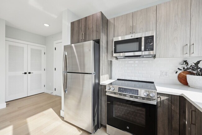 Building Photo - Astor by Gomes