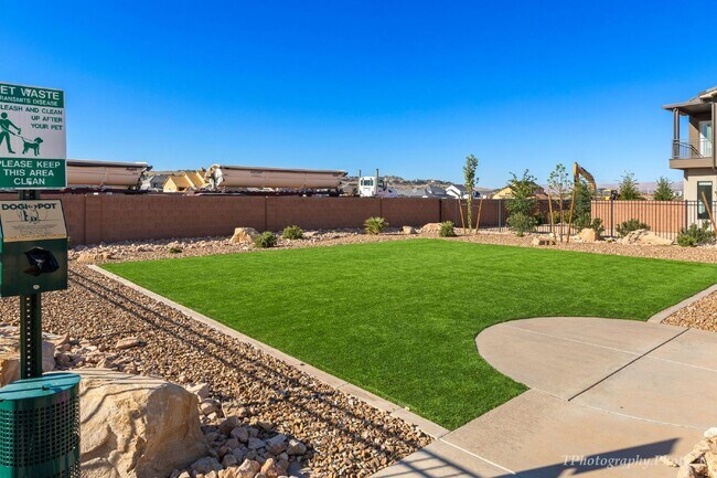 Building Photo - "Beautiful pet friendly 3-Bedroom, 2.5 Bat...