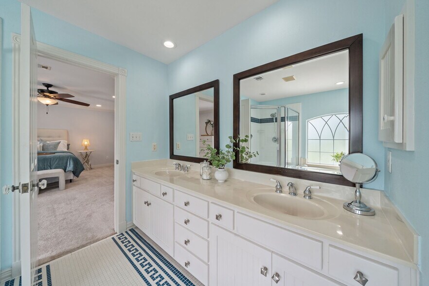 Building Photo - 10809 Range View Dr