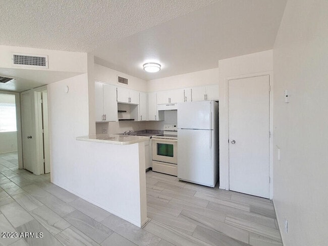 Building Photo - 506 E Southern Ave