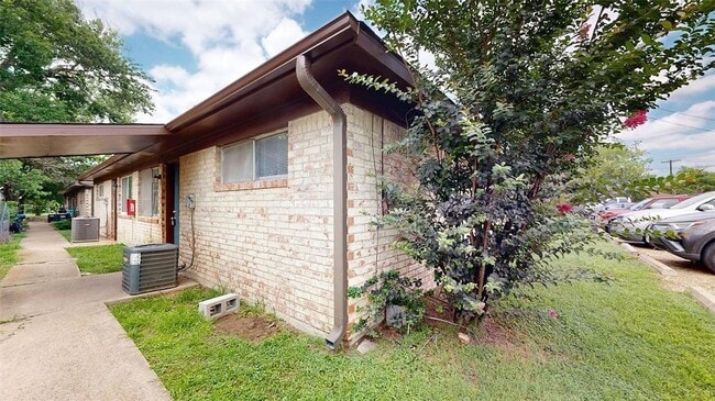 Building Photo - 208 Lynn Dr