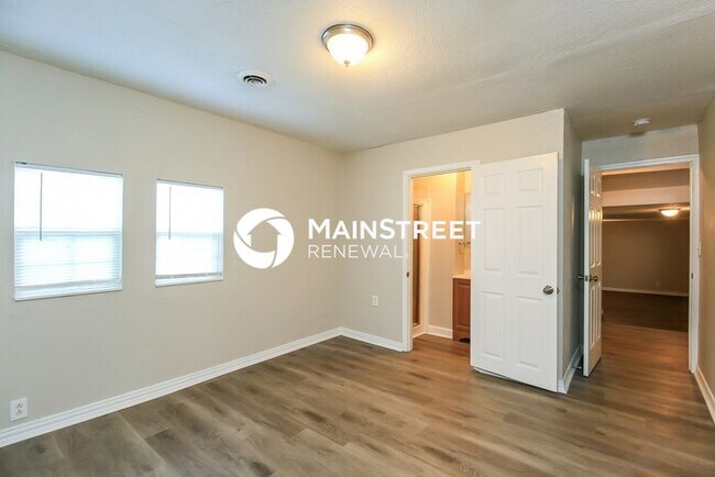 Building Photo - 4 Bedroom Pet-Friendly Home in MIDWEST CIT...