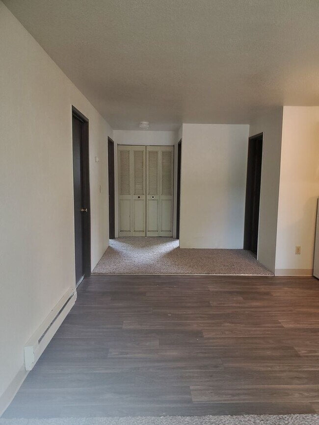 Building Photo - 2 bed 1 bath Duplex