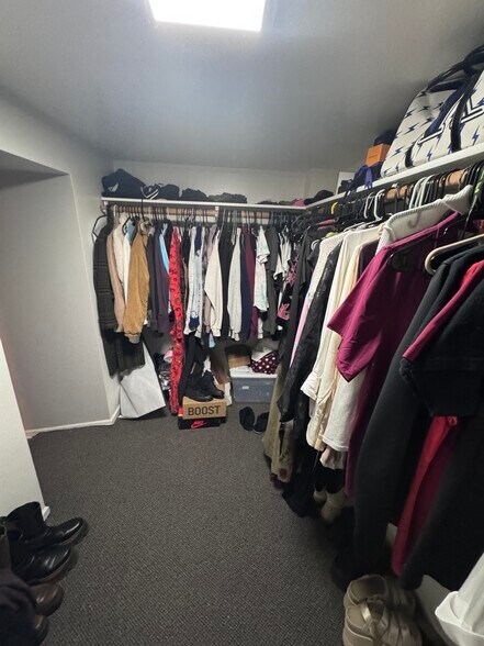 Building Photo - 4325 N Wolcott Ave