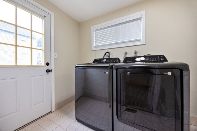 Building Photo - Spacious 5 bed/2 bath in SE Portland