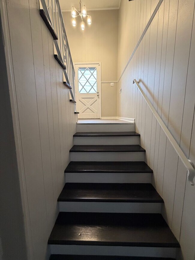 Building Photo - Newly Renovated For You! DEPOSIT SPECIAL $1000.00!