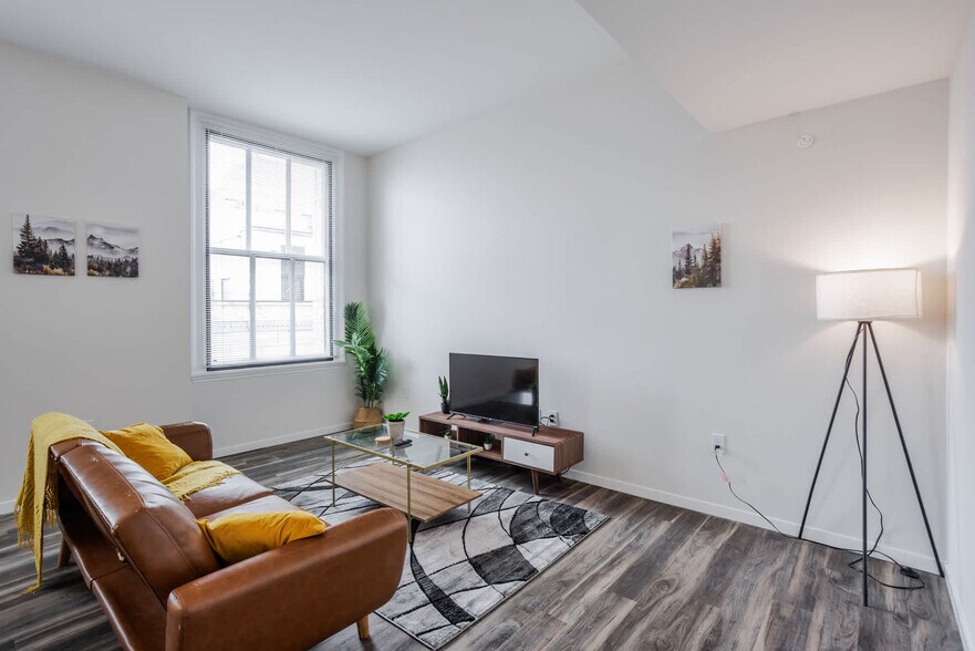 Building Photo - 9-JAN-JAN E 4th St