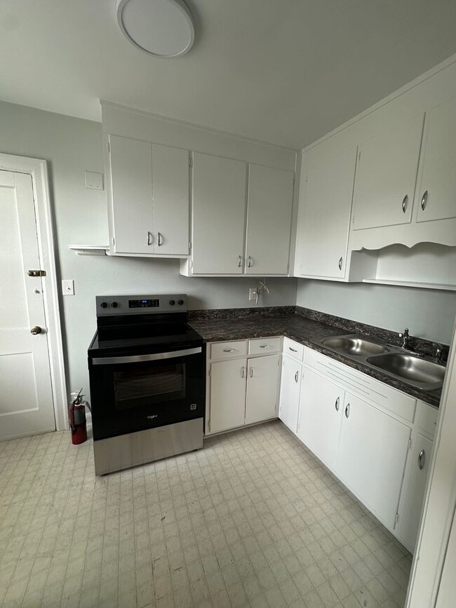 Building Photo - 2940 Oleander Dr