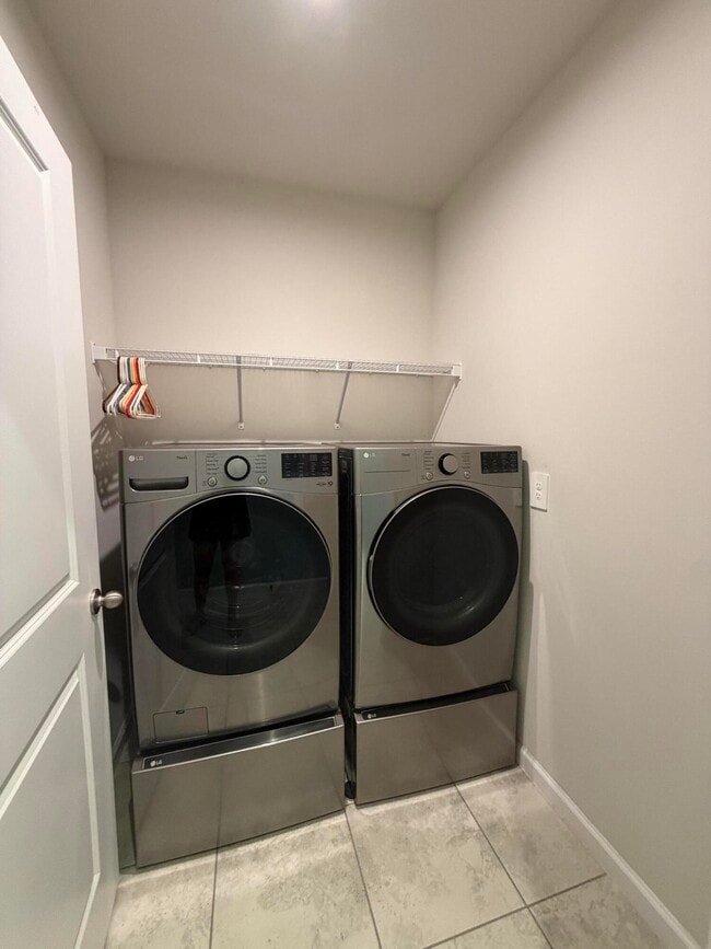 Building Photo - 812 Persimmon Pl