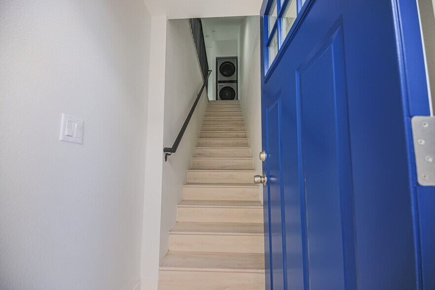 Building Photo - 2811 S Cloverdale Ave