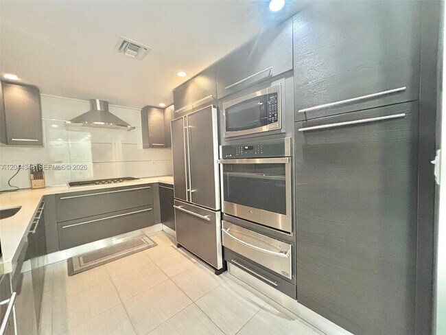 Building Photo - 2030 S Ocean Dr