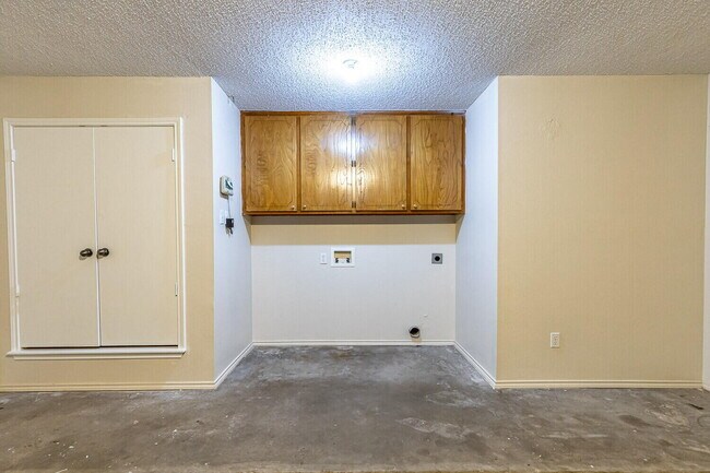 Building Photo - 6120 7th Dr