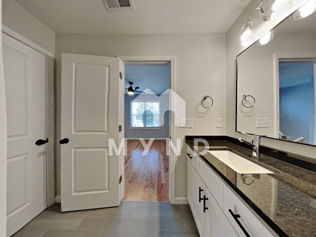 Building Photo - 632 Rush St