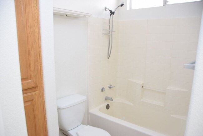 Building Photo - BEAUTIFUL 4 BEDROOM, 2 BATH SINGLE-STORY H...