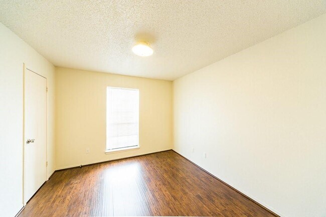 Building Photo - Apartment for Rent