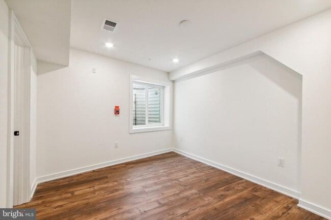 Building Photo - 6211 Woodbine Ave