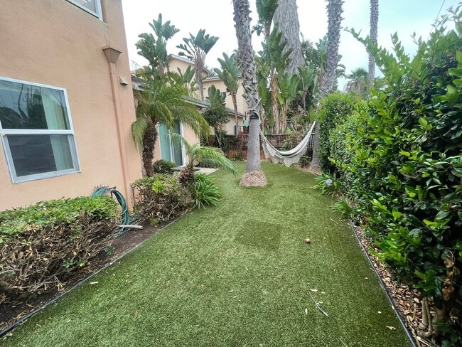 Building Photo - Spacious 3-bedroom, 3-bath townhome in the...
