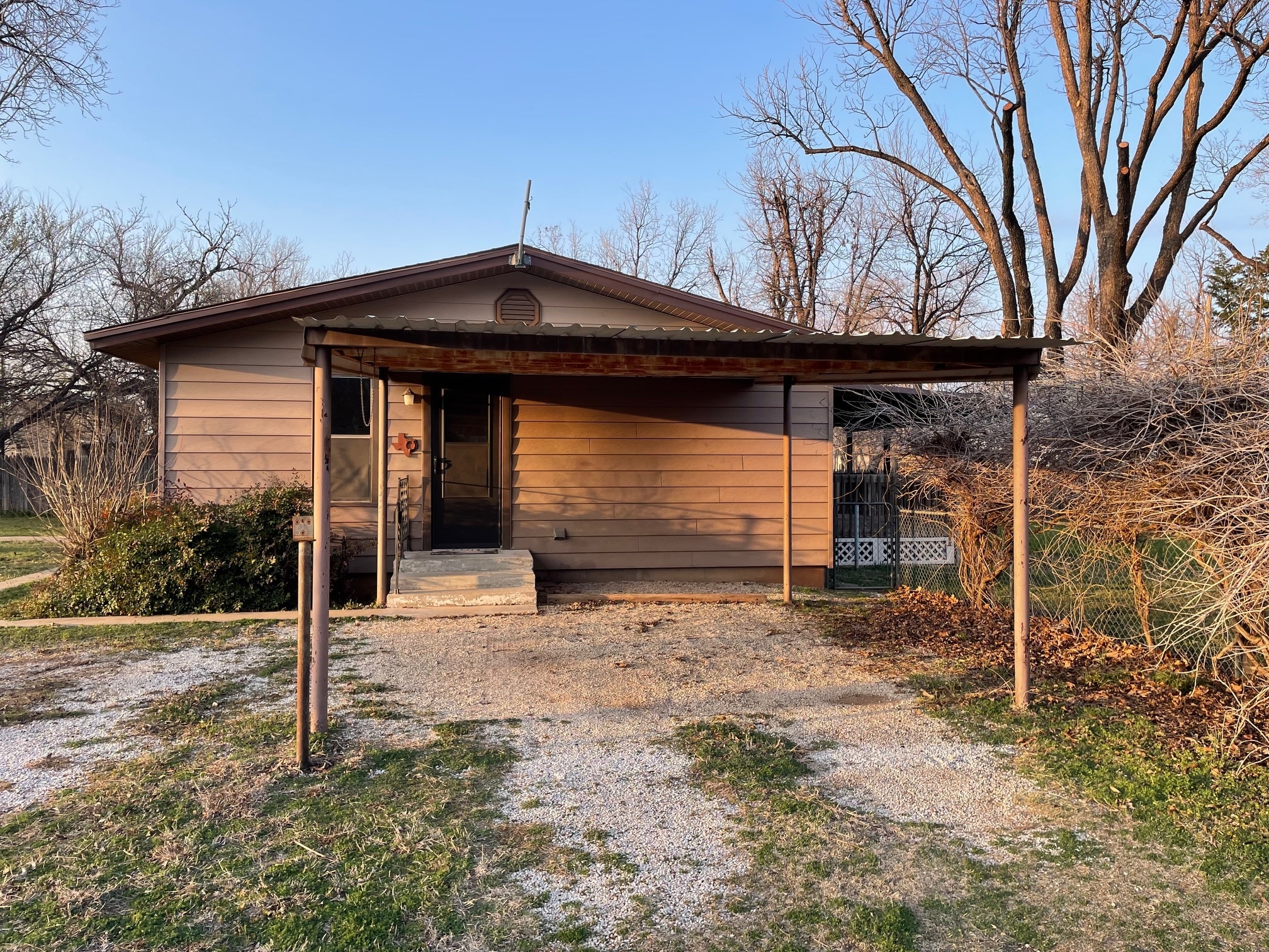 Covered Parking - 400 N Tackitt St