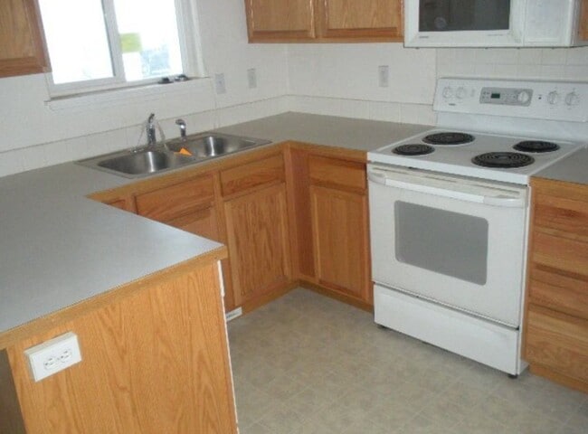 Building Photo - 697 W 8th S St