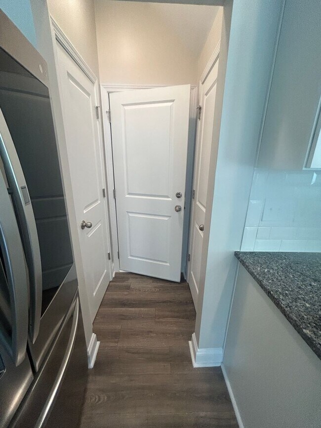 Building Photo - Modern Fountain Park Townhome with Open Floor Plan & 9’ Ceilings