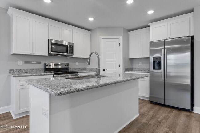 Building Photo - 3 Bed / 2 Bath Home – Modern Finishes & Convenient Location