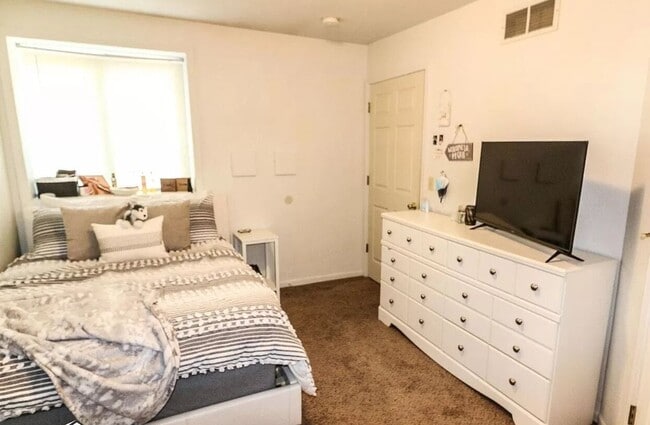 Building Photo - Prime Location 4 Bed Duplex