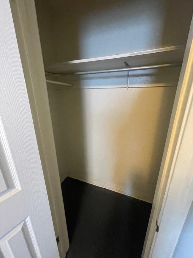 Building Photo - 1 Bed 1 Bath Duplex For Lease 8/4/2025