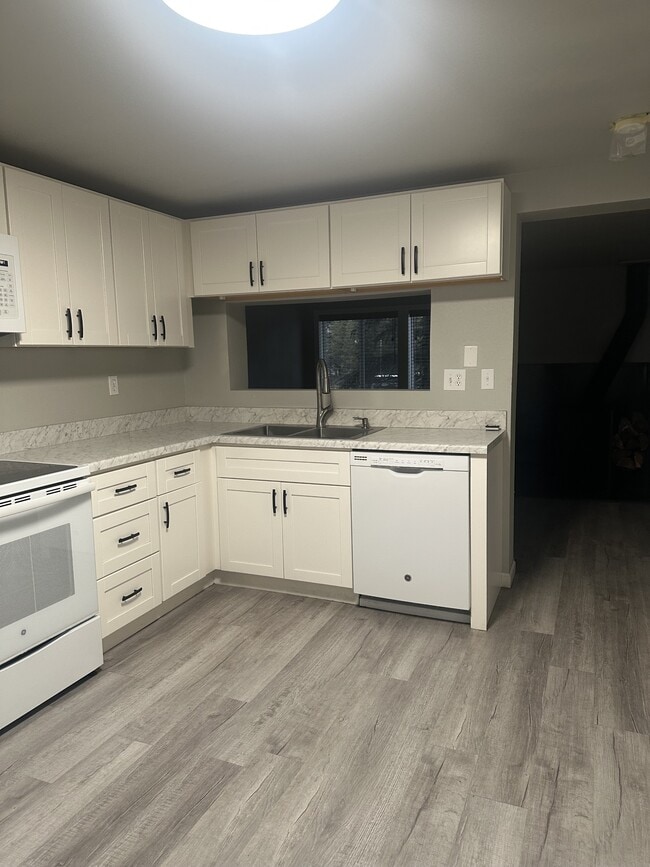 Kitchen - 449 W 4th St