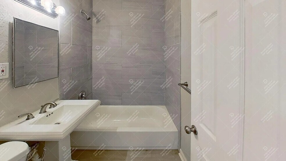 Building Photo - 5106 Crest Dr